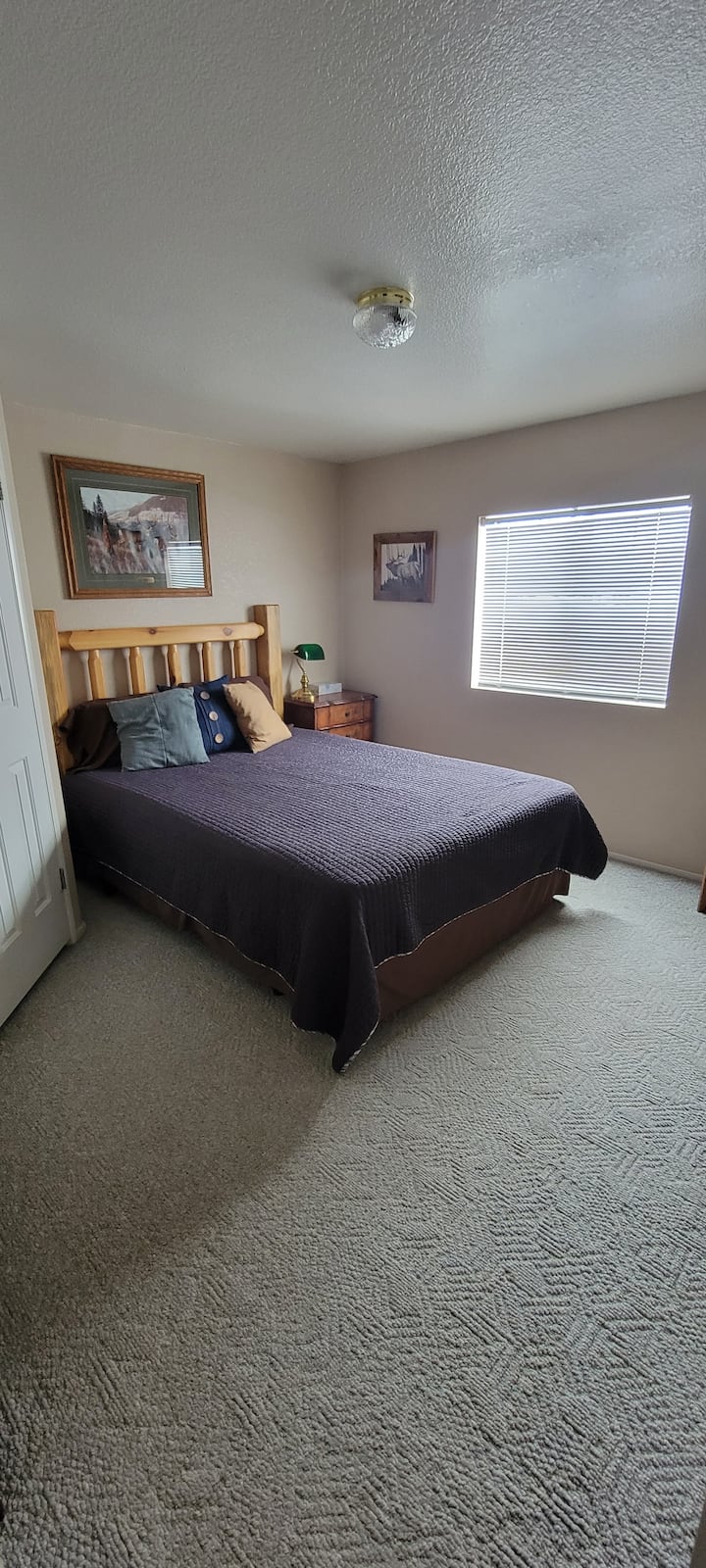 Საწოლი 152 × 203 სმ, დასავლეთისკენ მიმართული ფანჯრით. Კარადა დამატებითი თეთრეულით.  