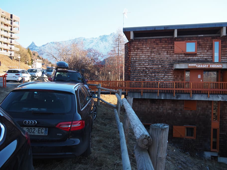 Arrivee au chalet Irene, entrée par le niveau 3. Arrival at Irene, entrance at level 3. Private Parking.