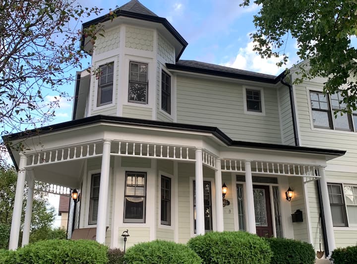 *Luxury Carriage House* in best dt Indy location Guesthouses for Rent