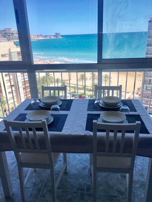 Terraza/comedor con buena vistas
Terrasse/ salle à manger avec vue sur mer.