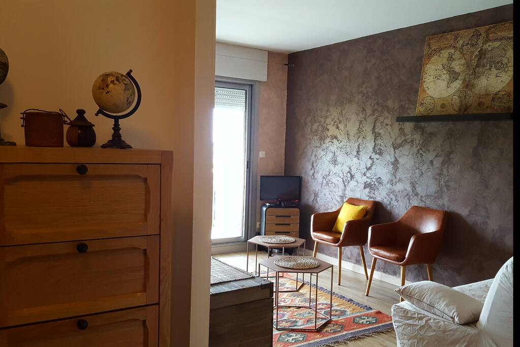 Vue entrée et salon