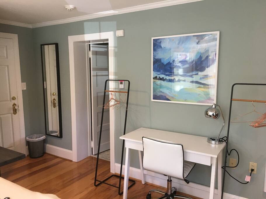 In response to guest feedback, we added this desk instead of the bench in other photos!