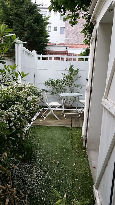 Terrasse pour déjeuner et dîner