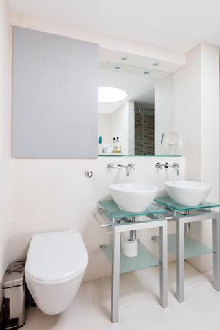 Savour Sweeping Skyline Views at a Clerkenwell Penthouse gallery image 5