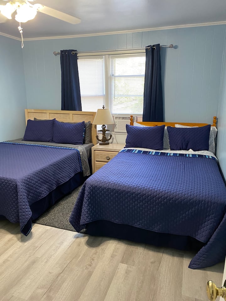 Cama tamaño queen y una cama de dos plazas. 