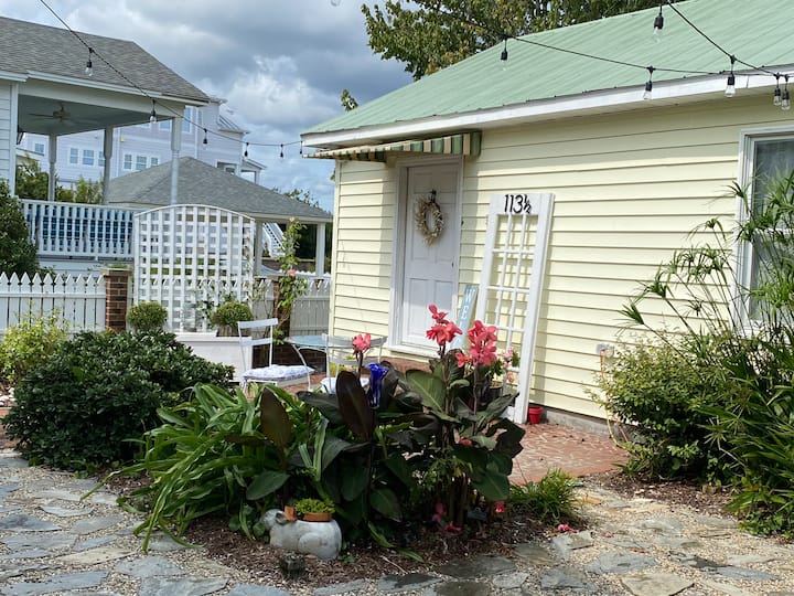 Newly Renovated Guesthouse in Historic Downtown Cottages for Rent in