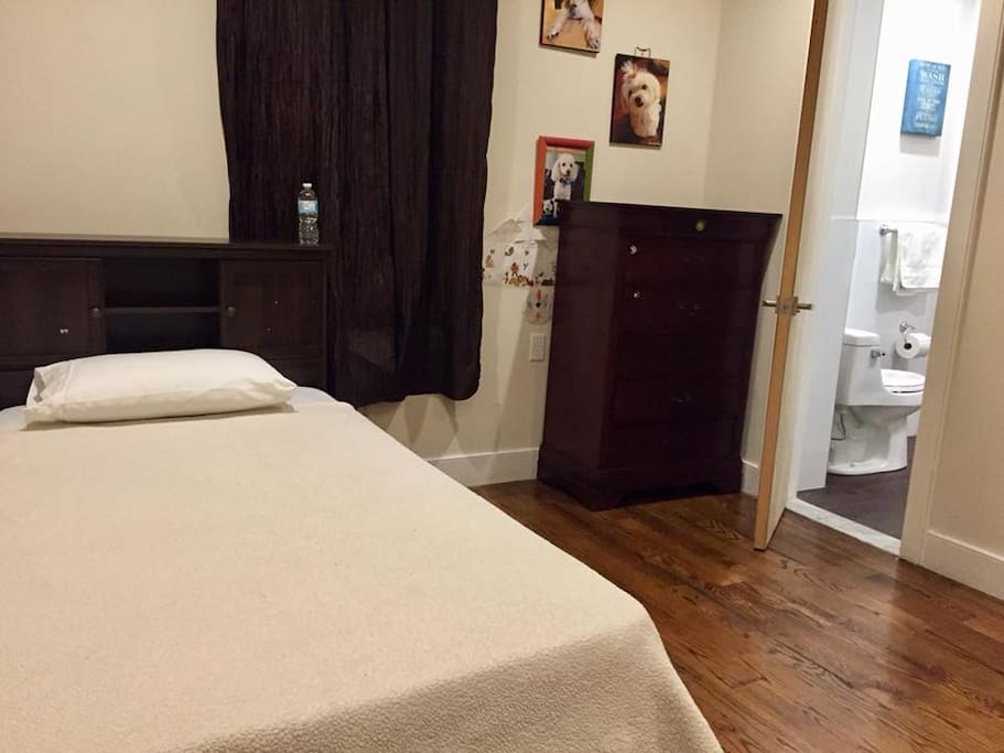 Dormitorio con cama de 1 plaza / Twin size bed