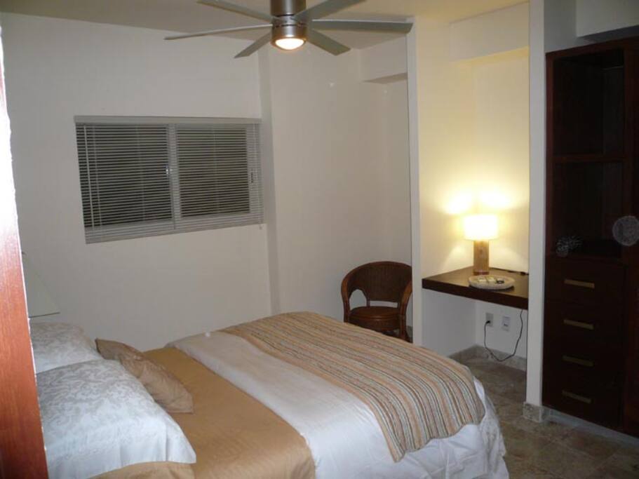 2nd bedroom with queen size bed