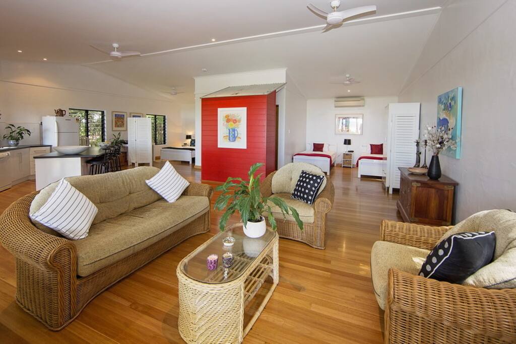 Gecko's Cottage - Lounge through to the open living home