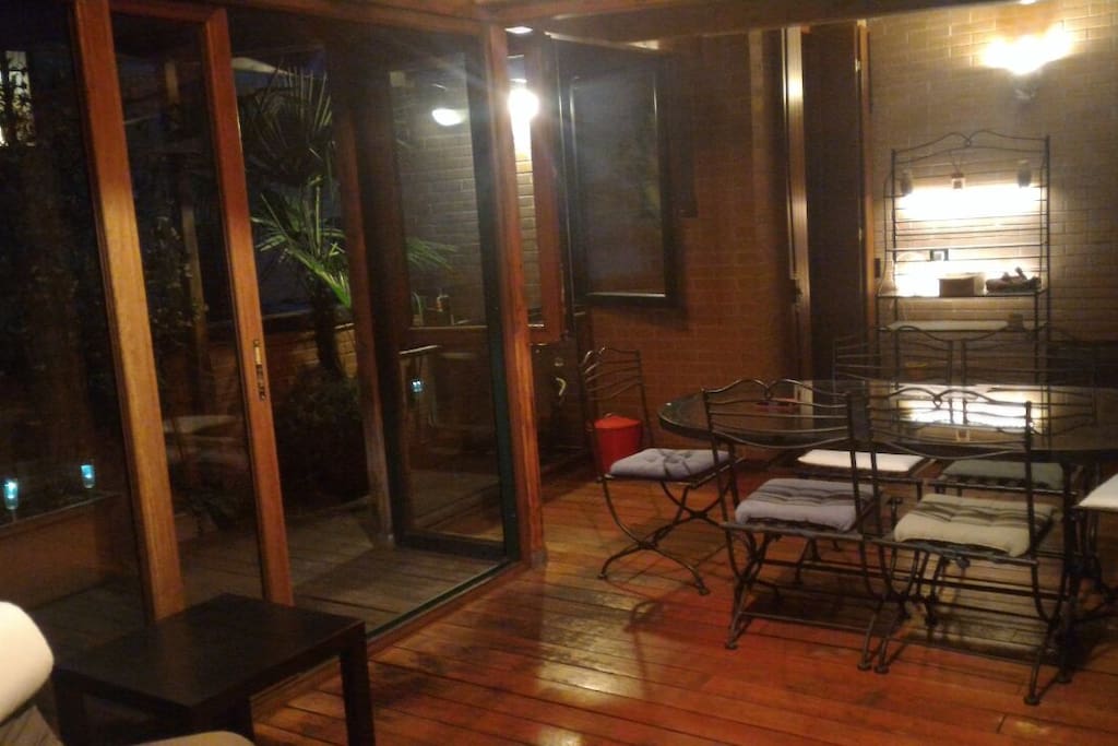 La veranda della Terrazza di sera