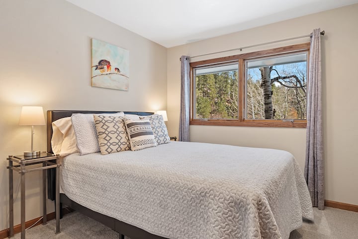 Საწოლი 152 × 203 სმ ზემოთ, სტუმრების საძინებელში, ნომერი პირველი.