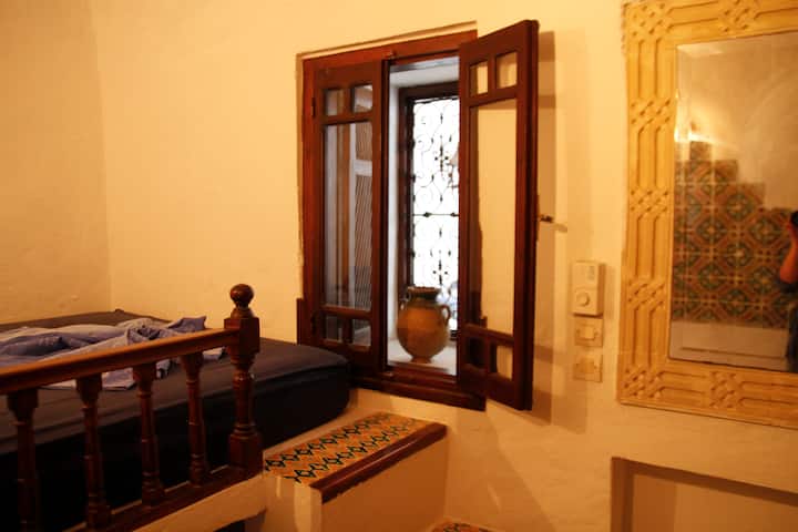 Chambre avec miroir de pierre sculptee de dar chaabane( village de tailleurs de pierre pres de nabeul)