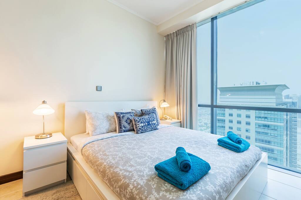 Comfortable king size bed with majestic lake and city view up from the 40th floor.