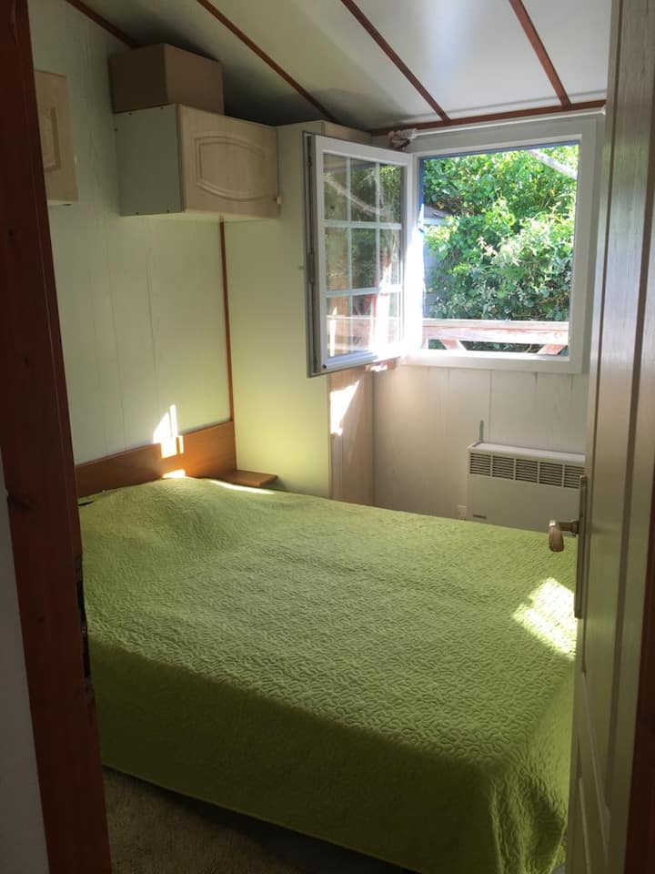 Chumba cha kulala kilicho na kitanda mara mbili