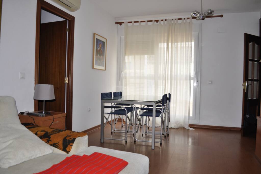 Salón apartamento. Mesa 4 plazas.
