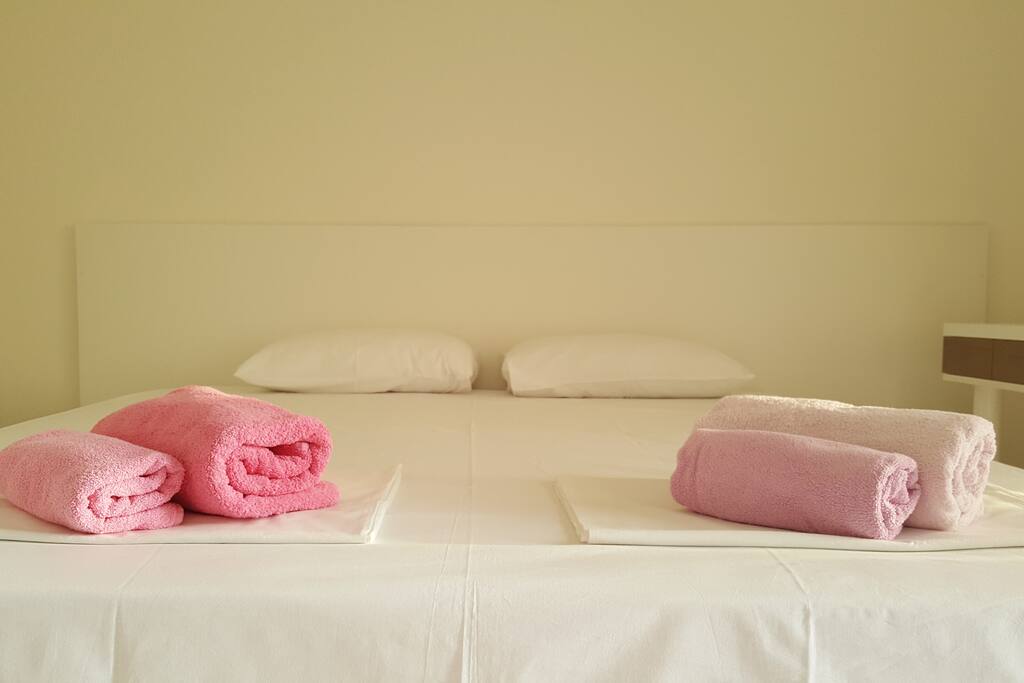 Double king size bed 180cm, ortopedic lux mattress and memo pillow