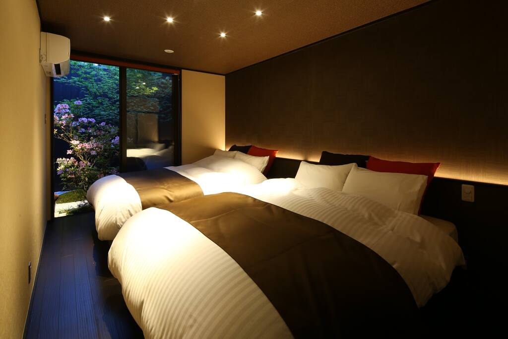 寝室にはダブルベッドを2台ご用意しております。
There are 2 double beds.