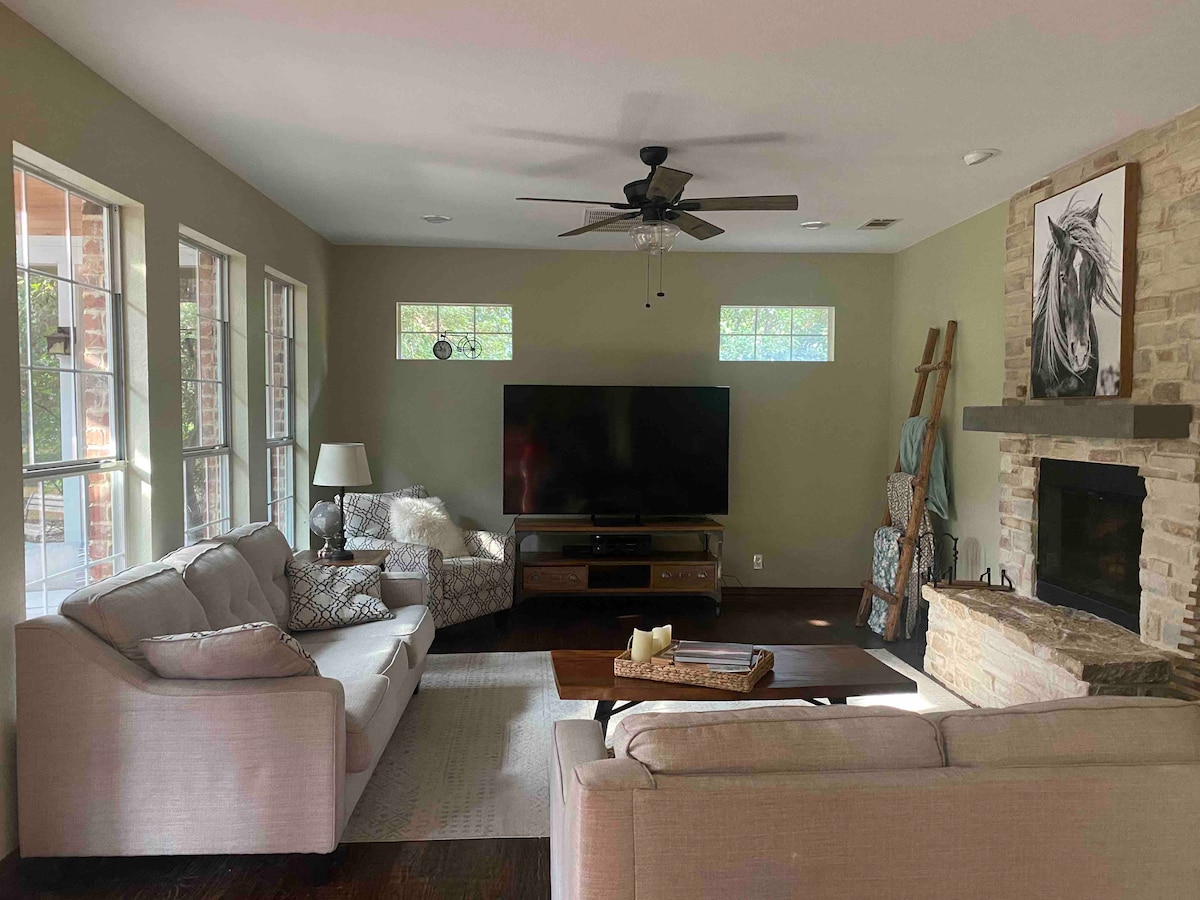 Всекидневна с камина на дърва за огрев