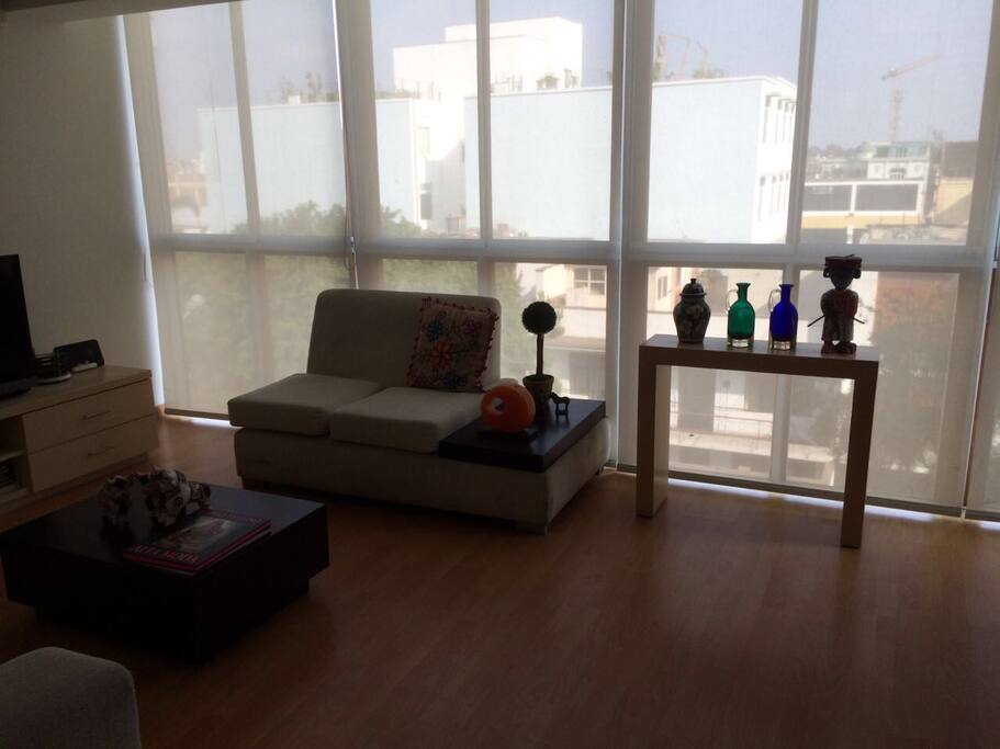 Detalle de la sala. Departamento con vista a la calle.