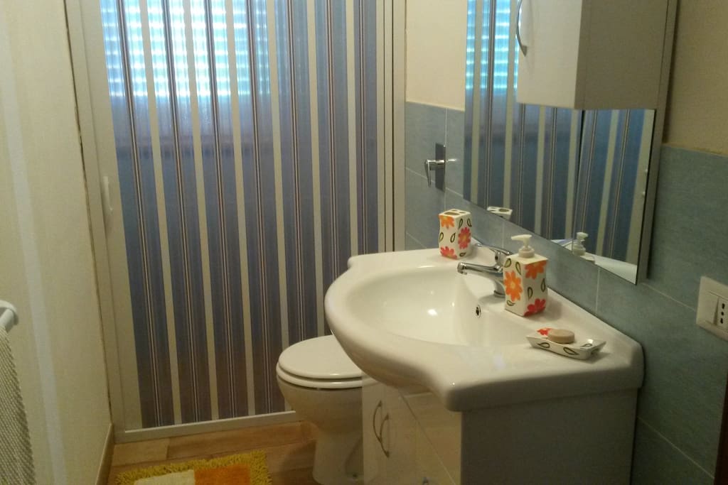 Bagno con box doccia