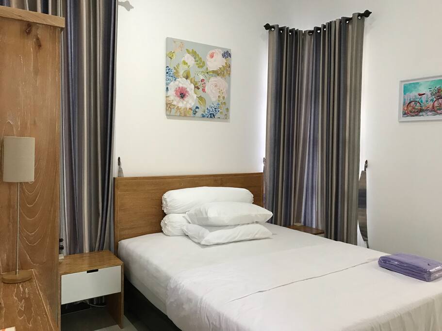 Kamar Utama, meja rias, lemari pakaian, AC, kamar mandi dlm air panas/dingin.