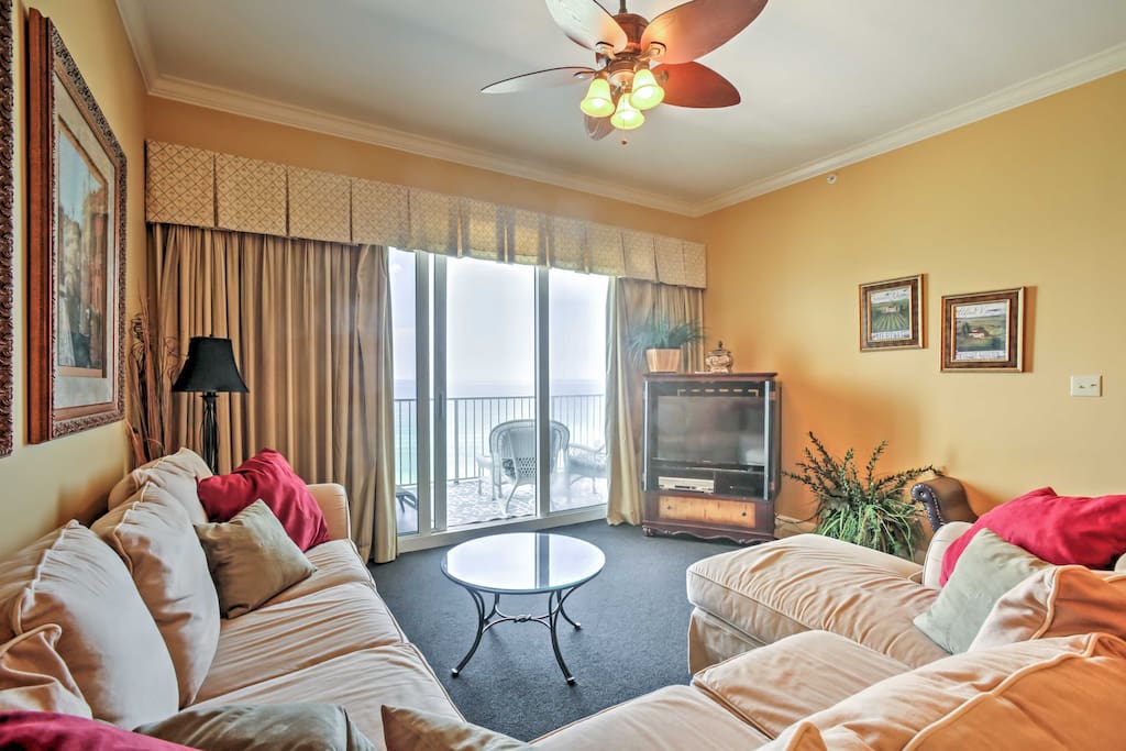 Comfortable furnishings and updated appliances welcome 6 guests for a relaxing East Coast escape.