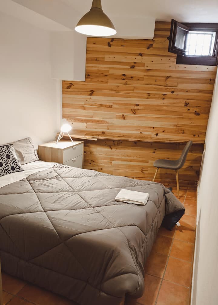 غرفة نوم بها حمام.