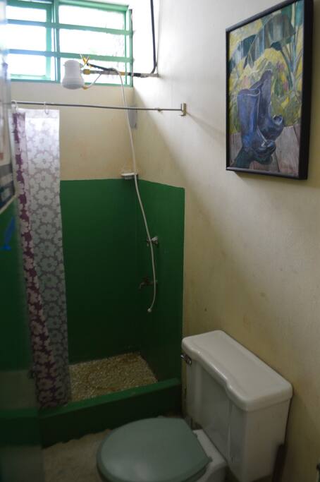 Baño privado al lado del cuarto.
Private bathroom next to the room.