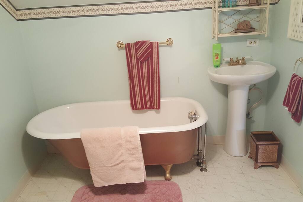 Clawfoot tub