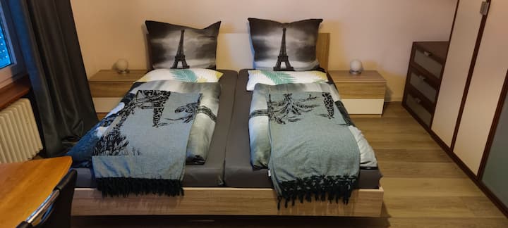 SPAVAĆA SOBA 2
1 UREDSKI STOL S 
2/4 STOLICE s NASLONOM ZA LEĐA
1 BRAČNI KREVET 
1 JEDNOSTRUKI KREVET 
1 krevet s namještajem i 
1 PROSTRANI XXL ORMAR s VJEŠALICAMA i STALKOM ZA KOVČEGE
1 LCD TV TV