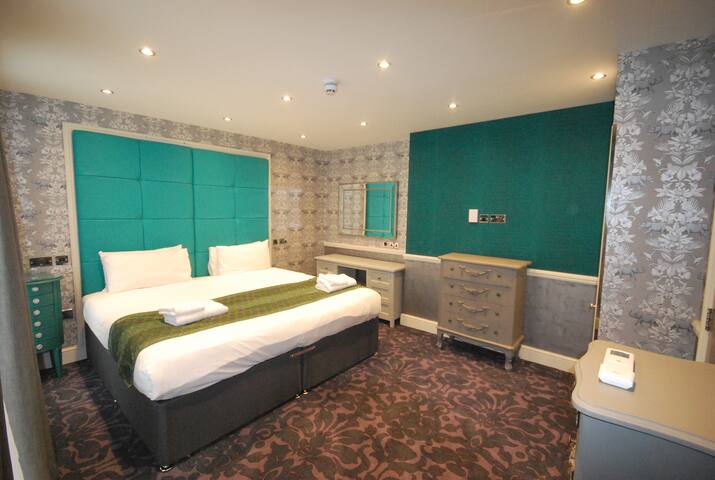 3 Bed/3 Bath Flat, Patio, AC, FibreOptic Wifi