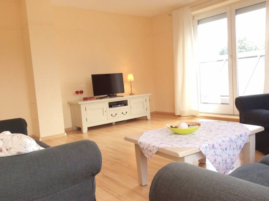 Wohnzimmer mit Blick zum Balkon