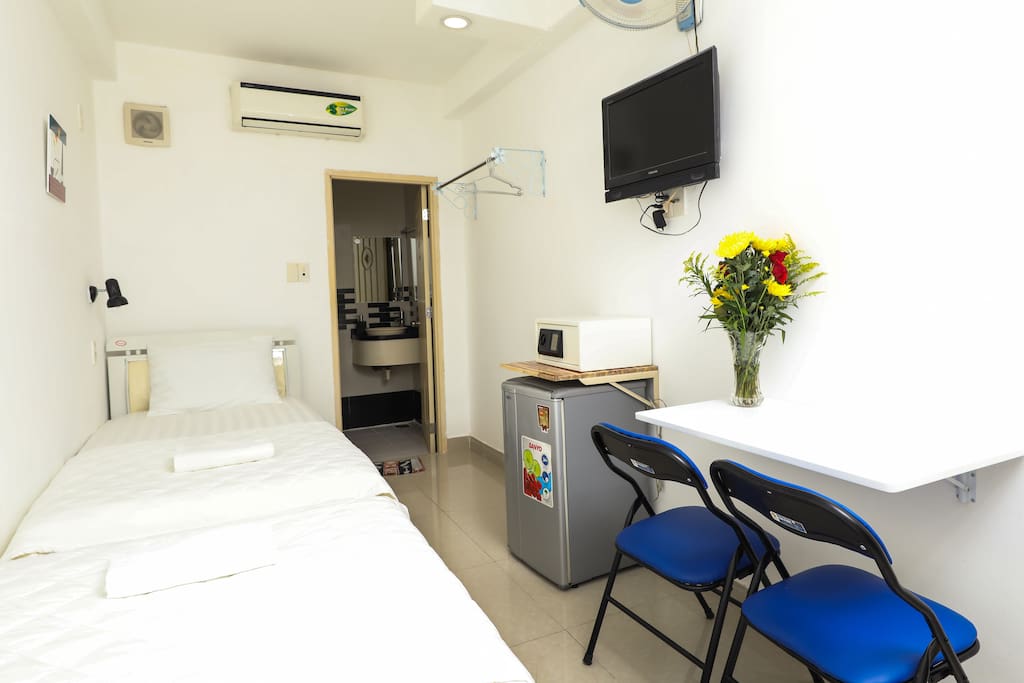 TWIN ROOM