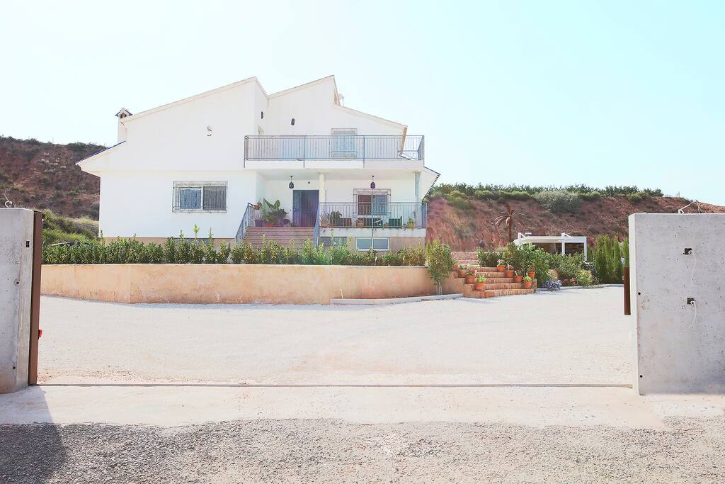 Vivienda vista desde la puerta de acceso