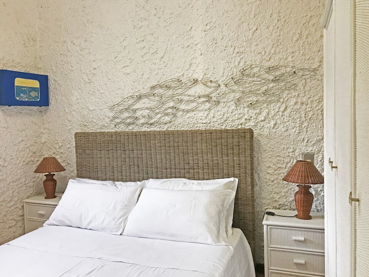 Spálňa 1: manželská posteľ King 150 x 200 cm, dva nočné stolíky a šatník s tromi dverami