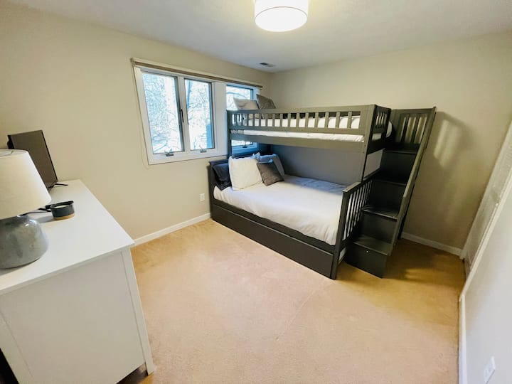 Spálňa na prízemí s manželskou posteľou, dvojitou poschodovou posteľou a dvojitou posteľou