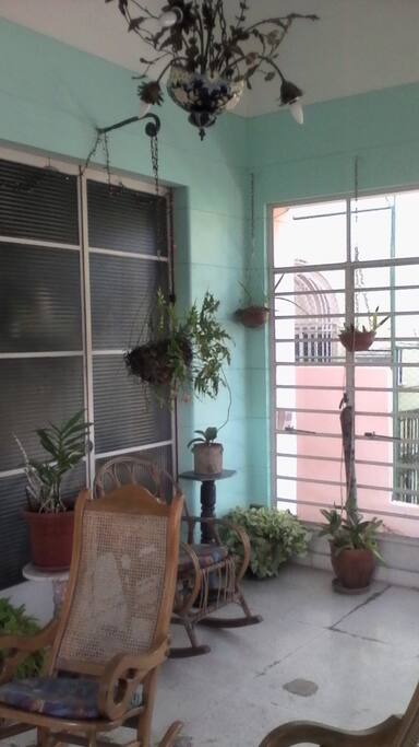 Terraza delantera del Hostal.