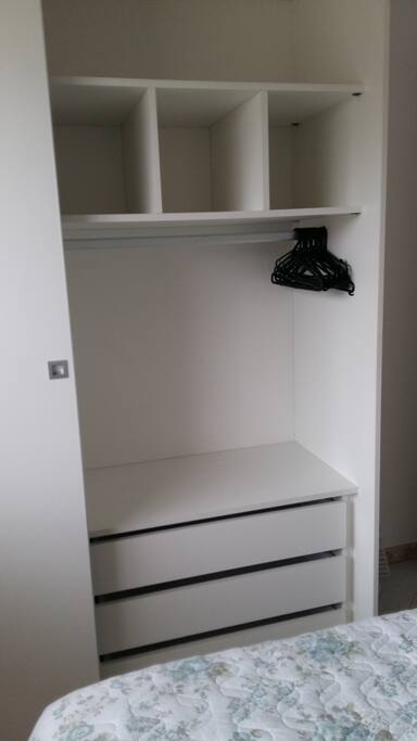 Armário no quarto de hóspedes