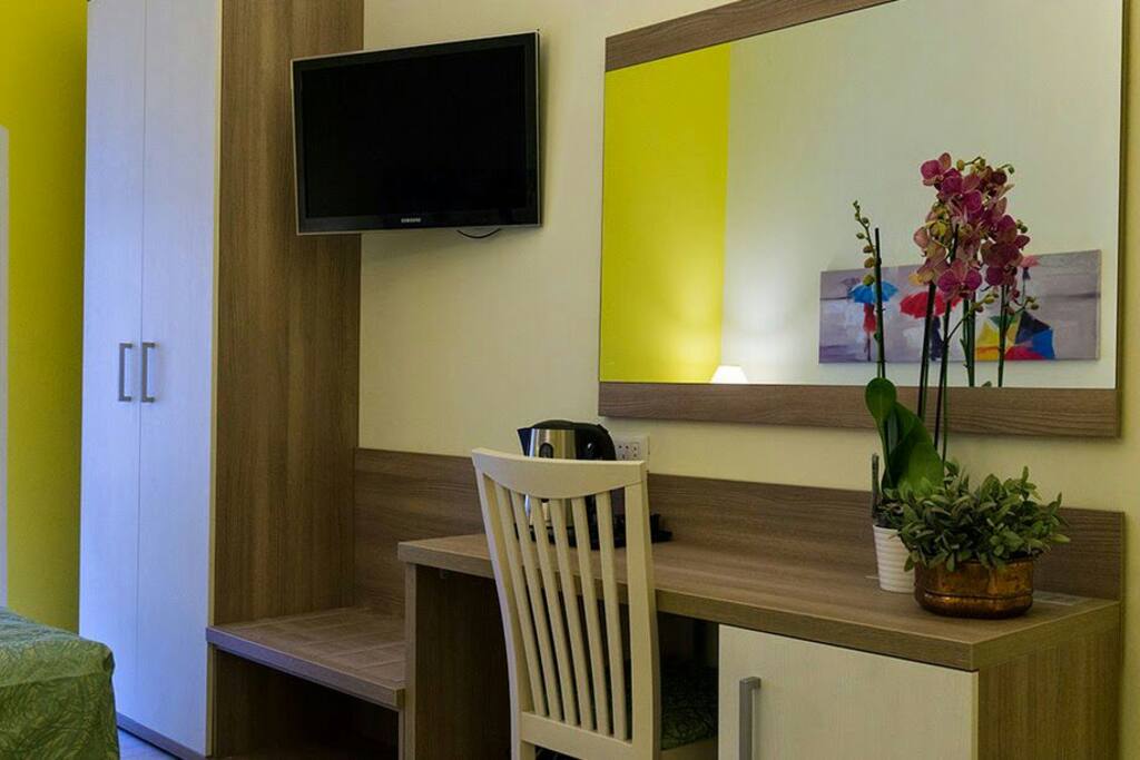 Scrivania tv e mini frigo, prese internazionali