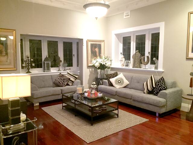 Beautiful Family Home with Pool gallery image 4