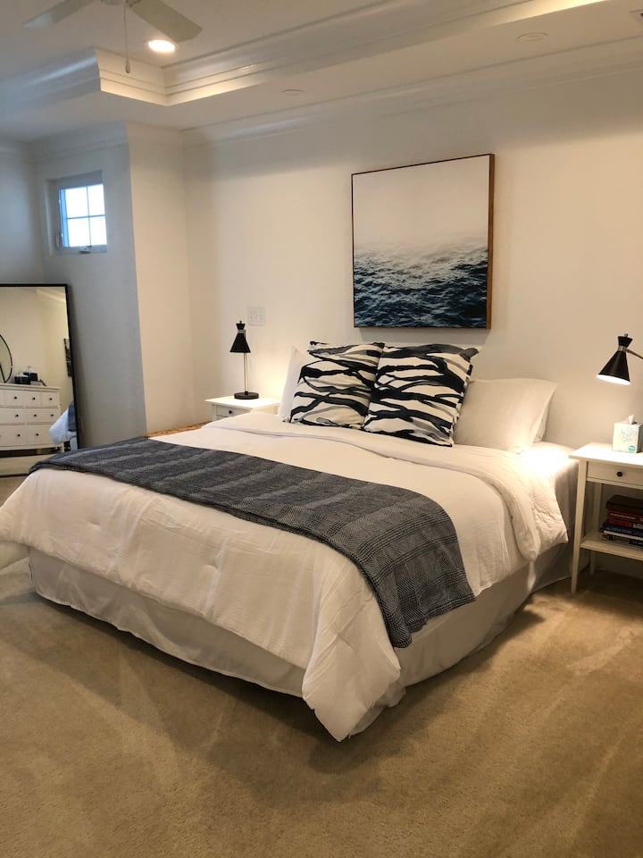 Dormitorio principal del tercer piso con cama tamaño king, TV inteligente: ¡relájate después de un día de playa en esta suite privada!