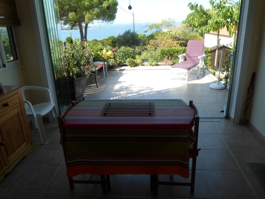coin repas sous terrasse couverte