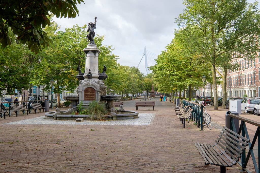 Het gezellige plein met leuke lunchrooms op slechts 300 meter van de studio