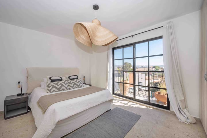 Chumba kikuu cha kulala/ bafu la chumba cha kulala/kabati lenye nafasi kubwa na roshani.