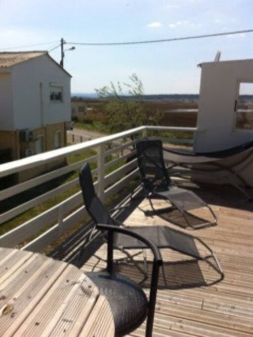 Grande terrasse en bois avec vue