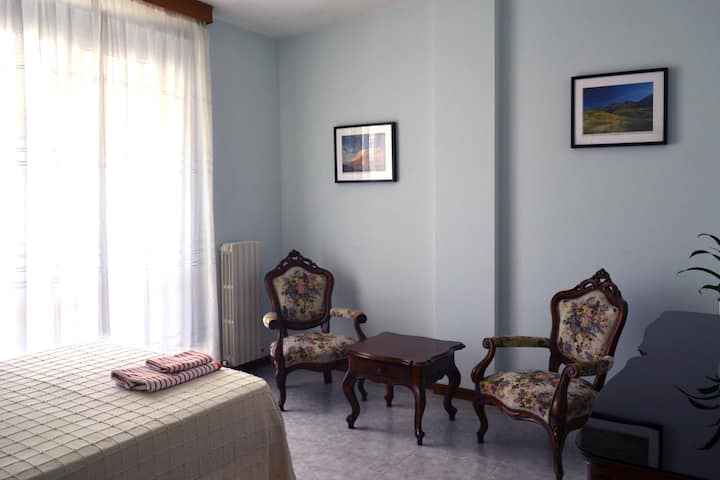 Room with a double bed