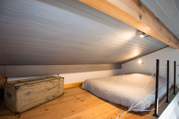 Спалня 2 в Мецанин 
Височина под тавана 1 M 50
Достъпно от всекидневната чрез Echelle