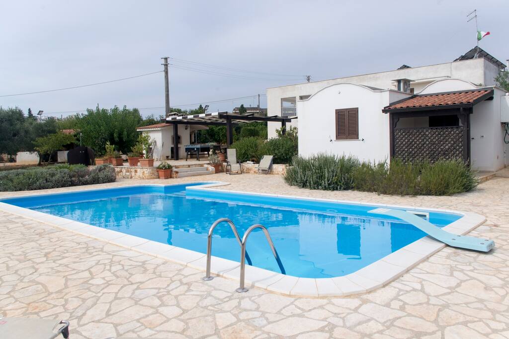 Grande piscine dotée d'un plongeoir : 10x5m, 1,4m > 3m