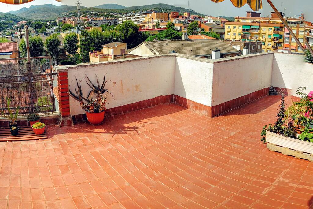Esta es nuestra querida terraza. Sin vecinos cerca ni cláxons. Un lujito.