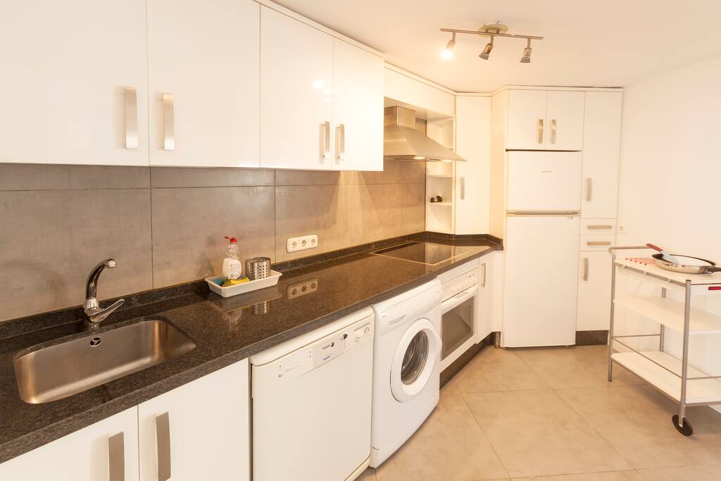 Cocina con todos los electrodomésticos prácticamente nueva.